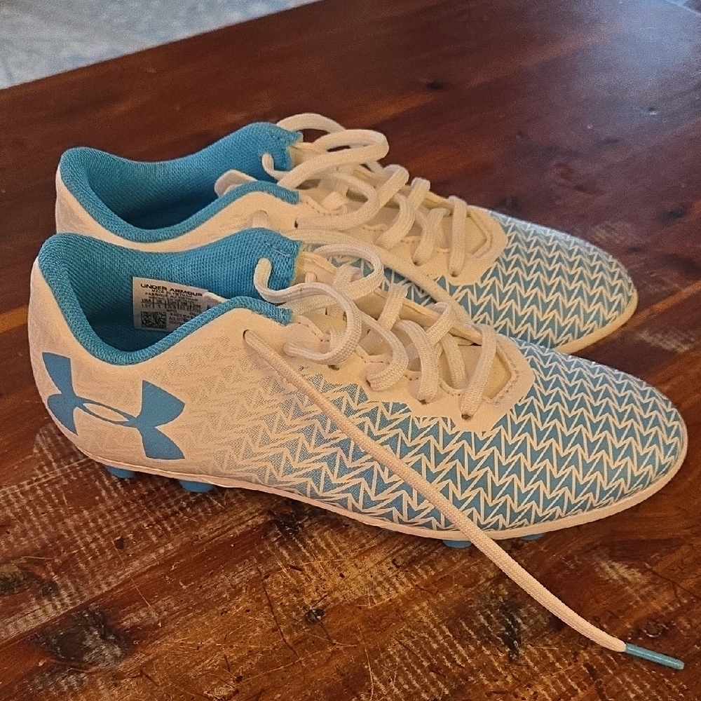 Under Armour NWOT Size 1.5 Kids' White and Turquoise Blue Soccer Shoes